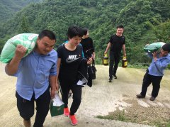 慰問困難職工  傳遞組織溫暖 